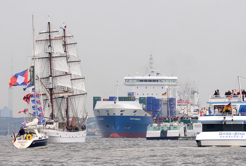 2400_7637 Schiffe auf der Elbe zum Geburtstag des Hamburger Hafen. | Hafengeburtstag Hamburg - groesstes Hafenfest der Welt
